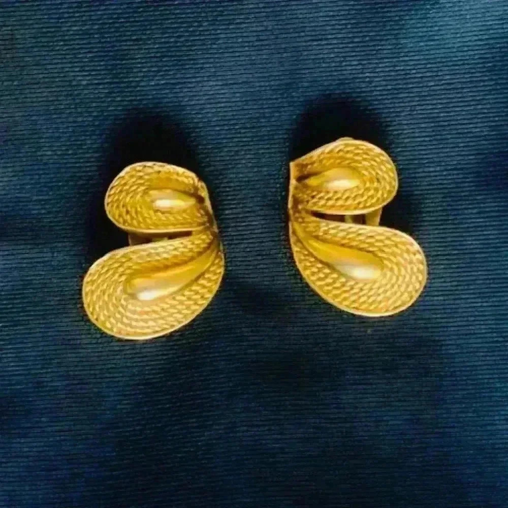 Vintage butterfly gold clip on earrings Oscar de la Renta - Picture 5 of 5